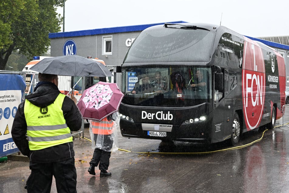 Irrtum in der 2. Bundesliga: Polizei verwechselt Mannschafts- mit Fan-Bus!