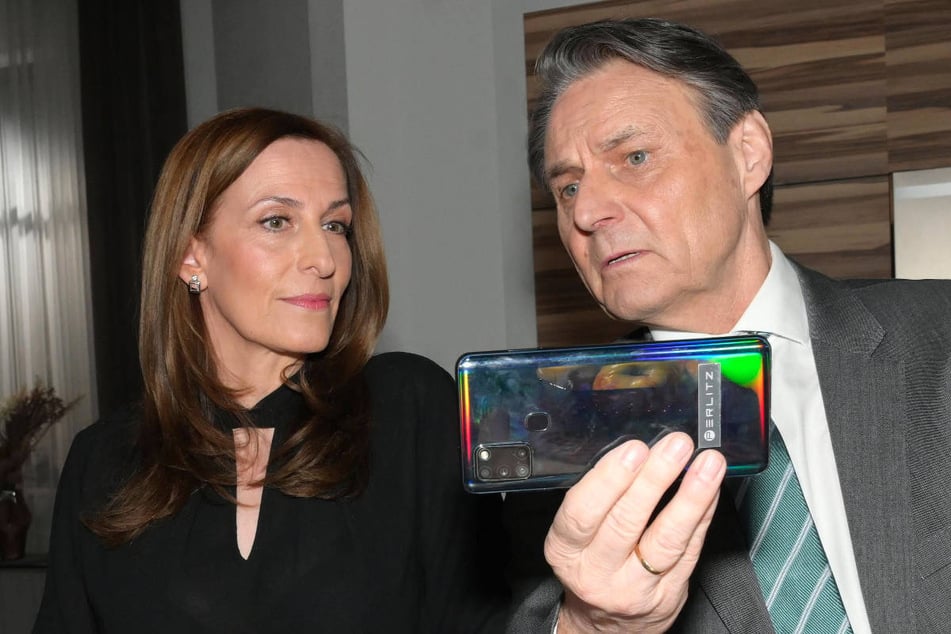 Jo Gerner wittert eine neue Geschäftsidee mit Online-Gaming. Was Katrin wohl davon hält?