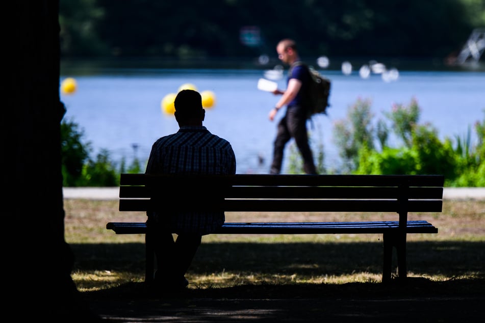 Ein Mann hat in der Sommerhitze im Schatten auf einer Bank Abkühlung gesucht. (Symbolfoto)