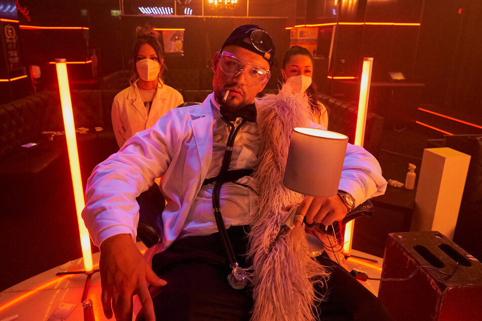 Slavik Junge im Strip-Club.
