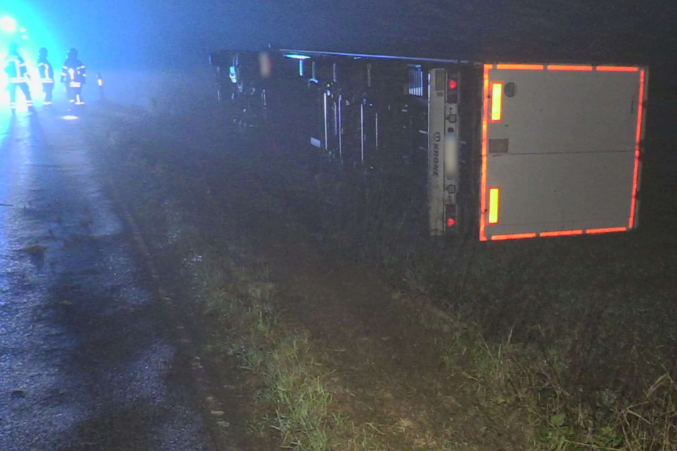 Lkw kippt auf Feld: Fahrer kann sich nicht alleine befreien