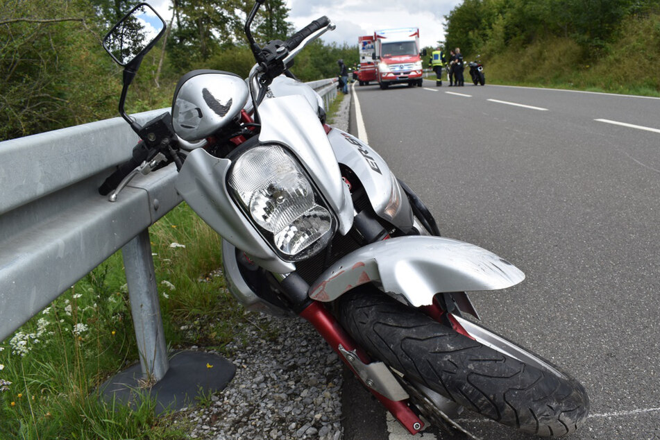 Über Schutzplanke geschleudert: Motorradfahrerin (26) schwer verletzt!