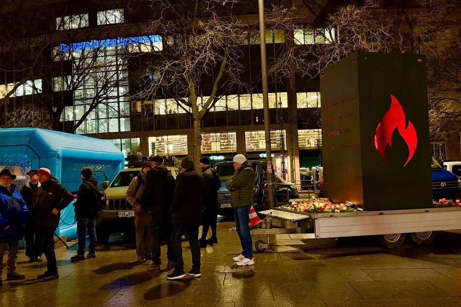 Neonazis hielten seit Donnerstag eine Mahnwache hinter der Altmarktgalerie.