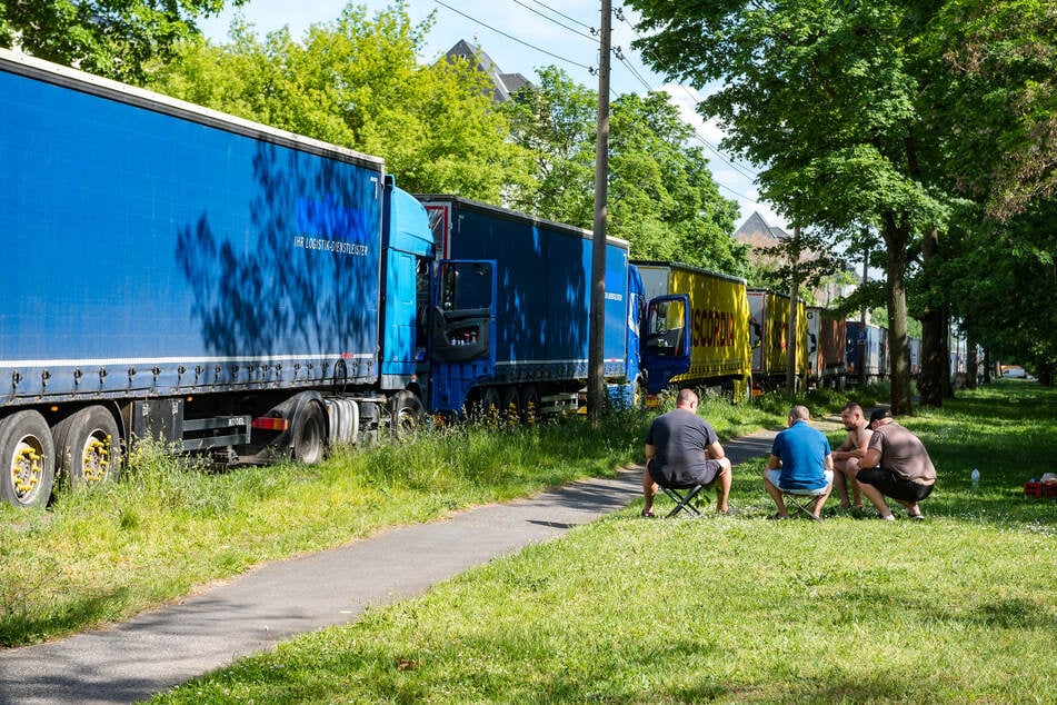 Die Fahrer mussten mit ihren Brummis teils übers Wochenende ausharren, parkten an der Stauffenbergallee.