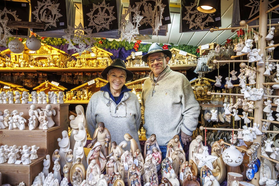 Für die Standbesitzer Christiane (78) und Ulrich Wandera (64) gehört Musik zum Weihnachtsmarkt wie Rosinen in den Stollen.