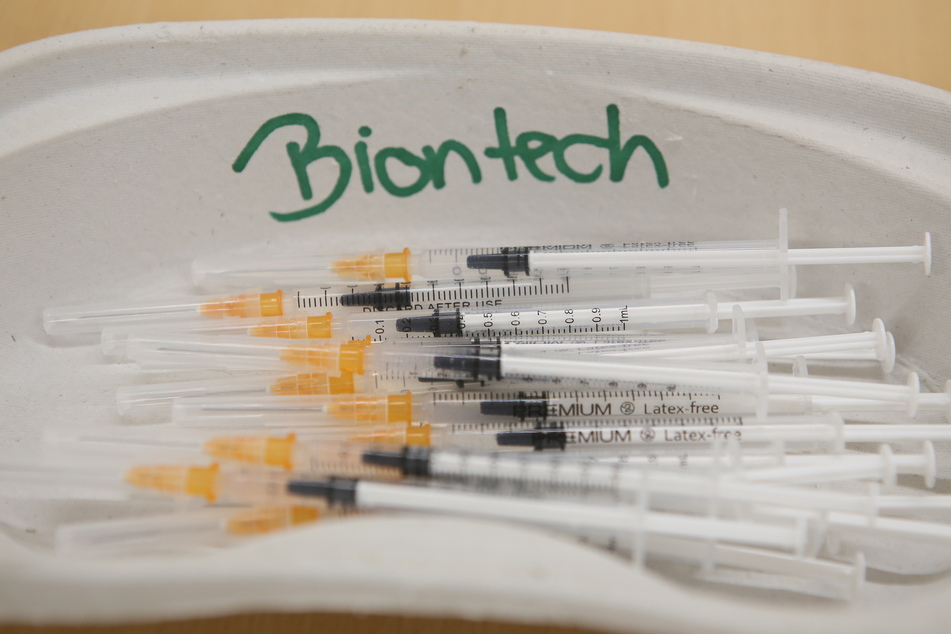 In einer Zulassungsstudie der Firma Biontech/Pfizer seien keine schwerwiegenden Impfreaktionen oder Nebenwirkungen dokumentiert worden.
