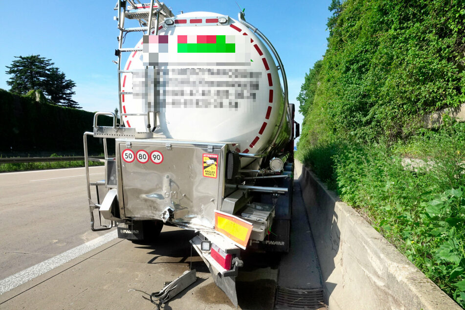 Ein VW knallte auf einen Tanklaster.