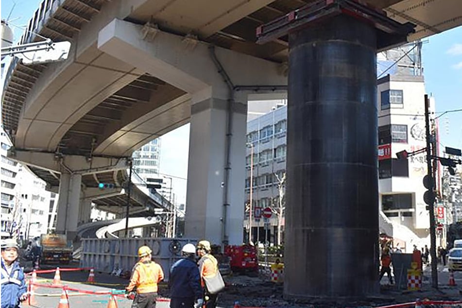 Mysteriöser Vorfall auf Baustelle: Mega-Rohr schießt plötzlich aus dem Boden