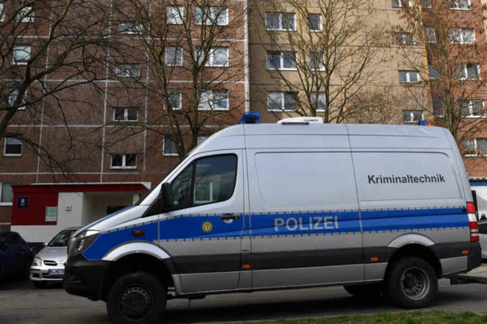 Der Angeklagte soll die Frau am 29. Februar 2020 gegen Mittag in ihrer im achten Stock gelegenen Wohnung in Berlin-Marzahn attackiert haben