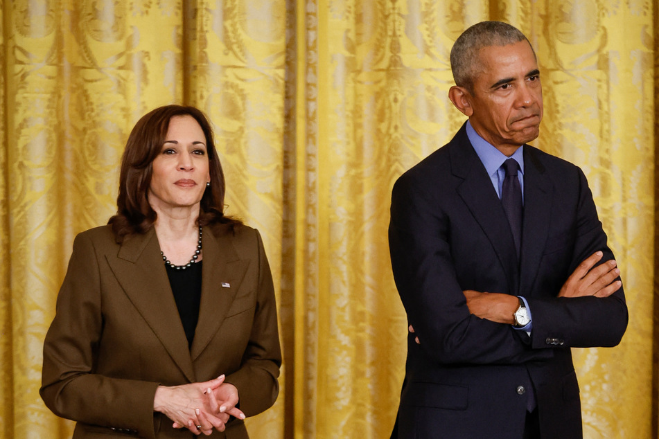 Barack Obama's (r.) decision not to immediately endorse Kamala Harris has sparked speculation about the plan moving forward for the Democratic party.