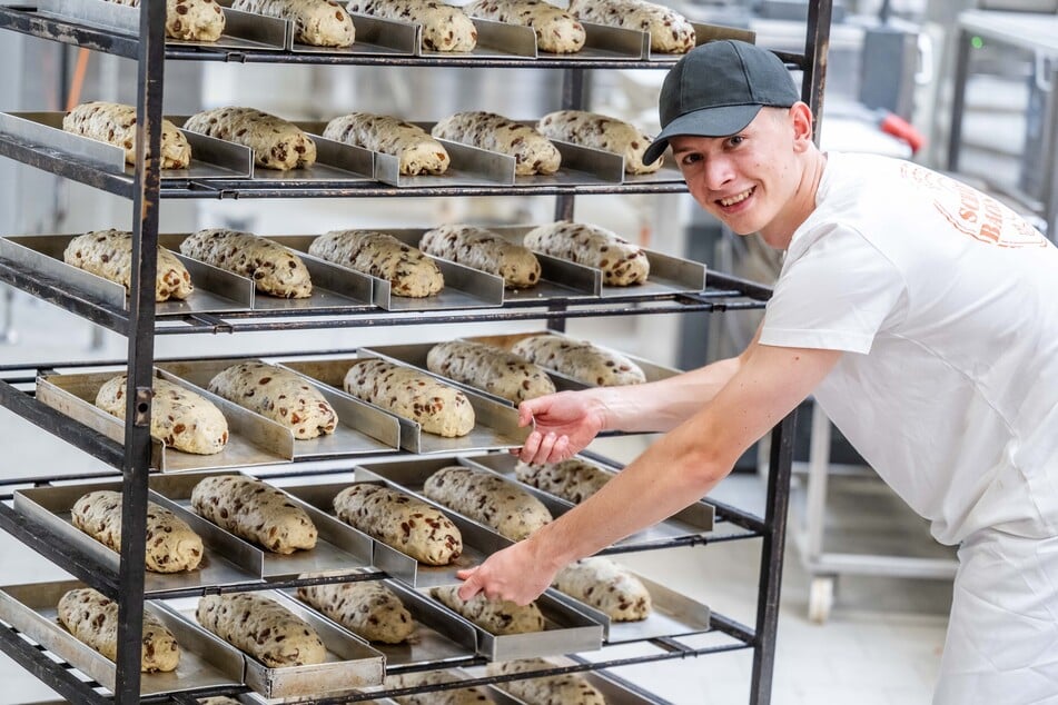 In dritter Generation backt Maik Schäfer (21) nach Opas Rezept Stollen.