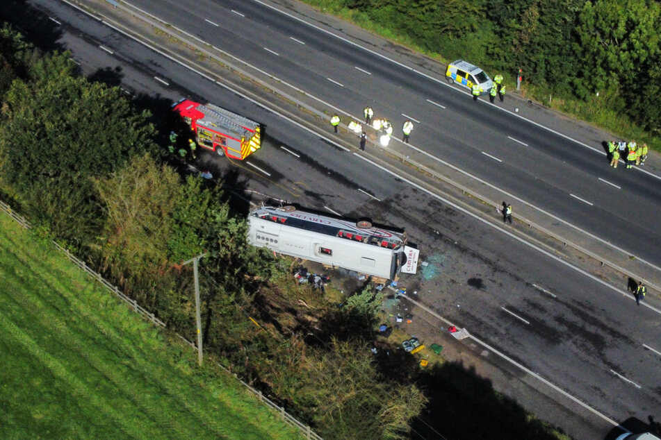 Einsatzkräfte am Unfallort eines Reisebusses auf der Autobahn M53.