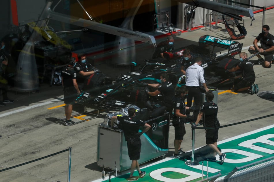 Techniker arbeiten am Auto von Valtteri Bottas aus Finnland vom Team Mercedes AMG Petronas.