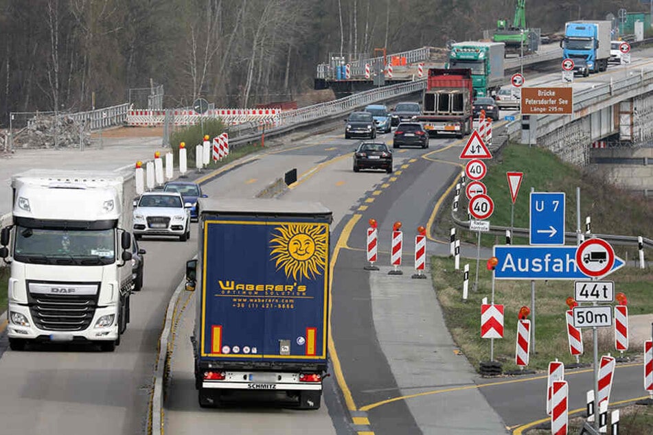Einspurig rollt der Verkehr Anfang April über die Petersdorfer Brücke bei Malchow (Mecklenburg-Vorpommern). Das Nadelöhr auf der A19 (Berlin-Rostock) wird noch bis mindestens 2018 bestehen bleiben.