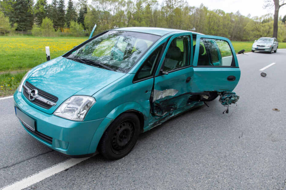 Bei dem Crash wurden insgesamt drei Personen verletzt.