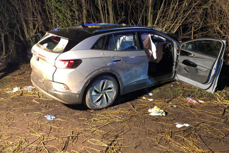 In diesem silbernen Wagen knallten die beiden 19-Jährigen gegen den Baum.