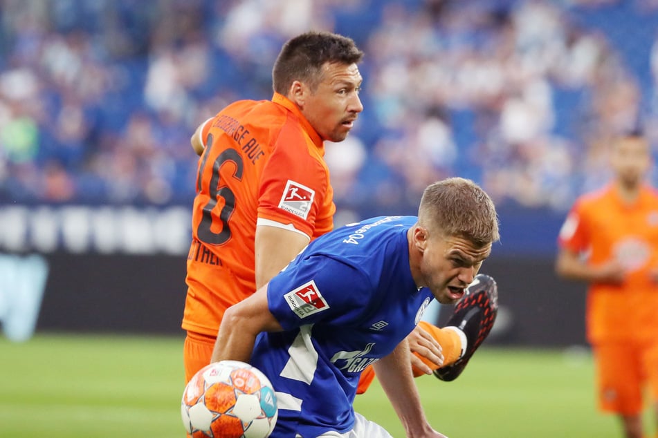 Dynamos Sportchef Sören Gonther (39, l.) zeigte als Aue-Profi, wie man einen Schalke-Torjäger - in diesem Fall Simon Terodde (37) - aus dem Spiel nimmt.