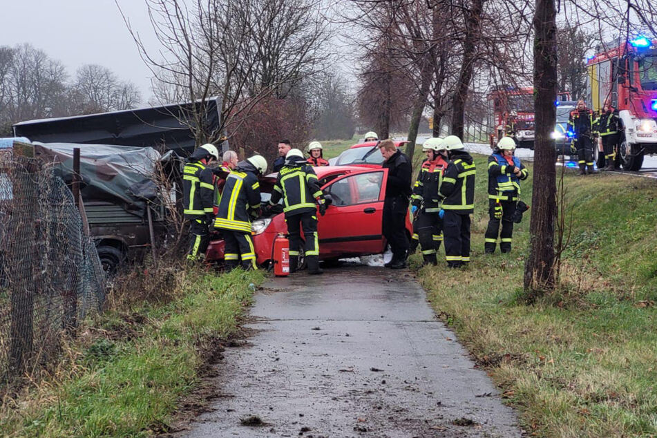 Im Harz war ein Auto in einen Grundstückszaun gekracht.