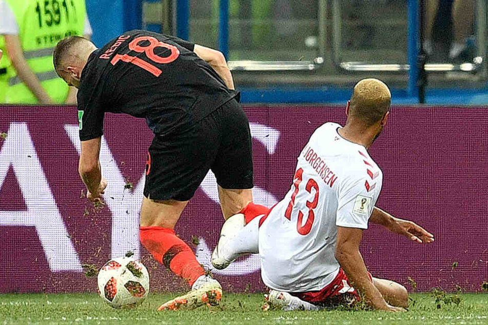 Im letzten Moment stoppt Matthias Jörgensen Ante Rebic. Es gibt den Elfmeterpfiff, aber keine rote Karte.