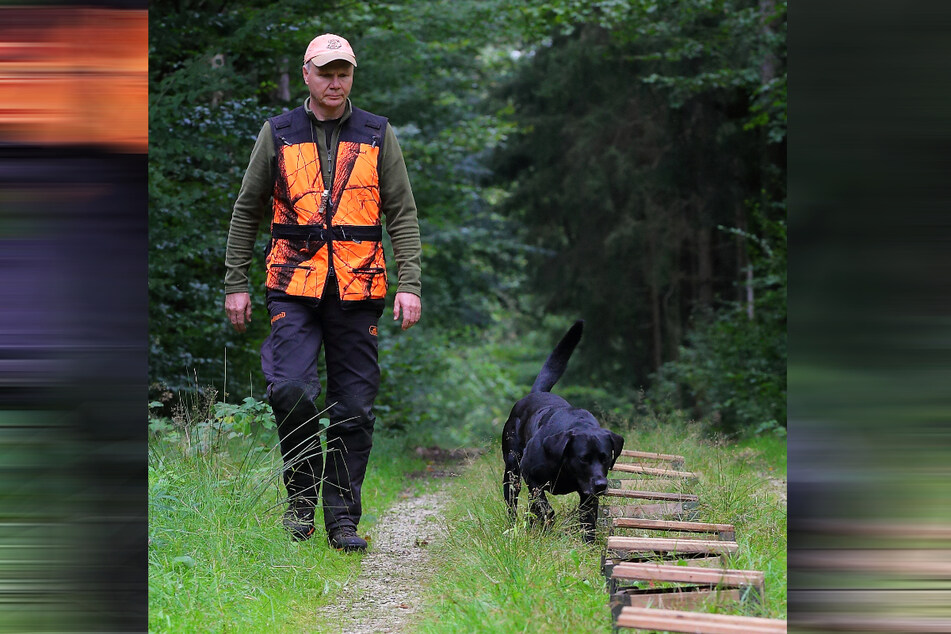 Geschafft! 30 Ausbildungstage hat Torsten Rietzschels (60) Labrador Robby (5) hinter sich.