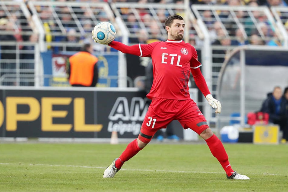 Das dürfte ihn ganz schön gewurmt haben: Lok-Torwart Benny Kirsten sorgte mit einem Eigentor für das 2:4.