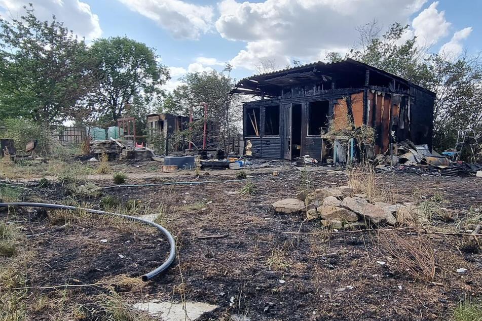 Feldbrand zerstört fünf Gartenlauben bei Riesa