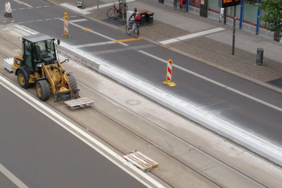 Mit Baggern und Kränen wurden die neuen Betonteile an der Bahnsteigkante der Haltestelle Hohe Straße eingesetzt.