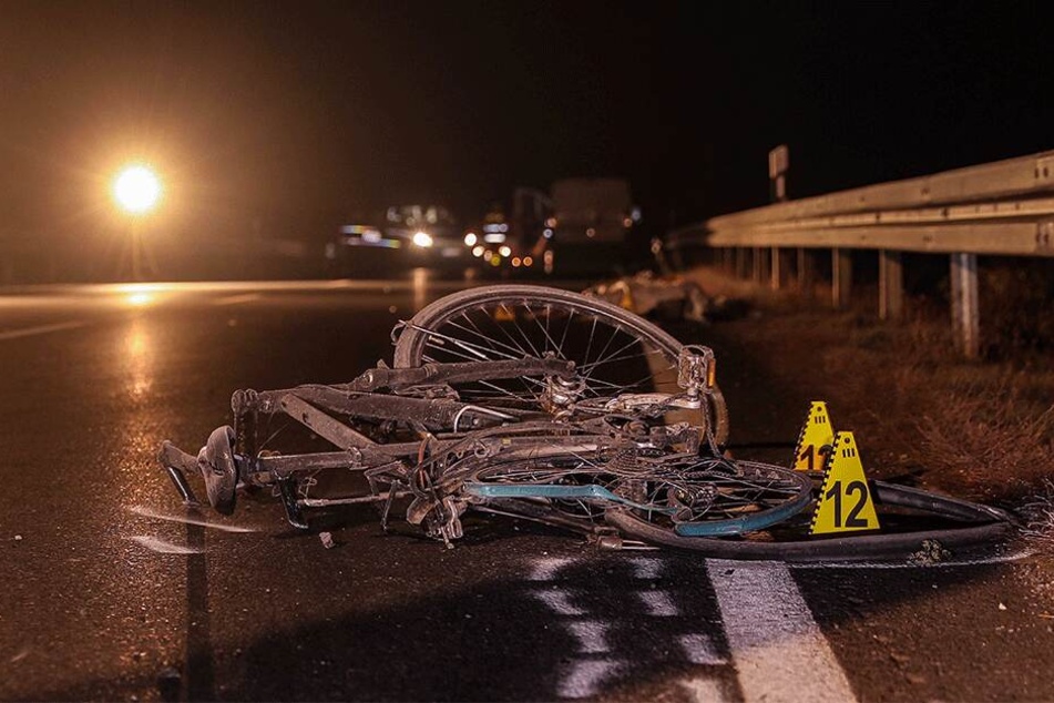 Die Spuren vor Ort ergaben, dass Ralf ungebremst auf das Fahrrad auffuhr.
