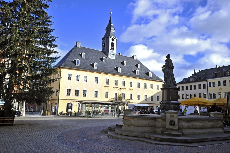 Am Markt in Annaberg-Buchholz wurde am Samstagabend ein schwer verletzter Mann (21) gefunden. Die Polizei sucht Zeugen. (Archivbild)