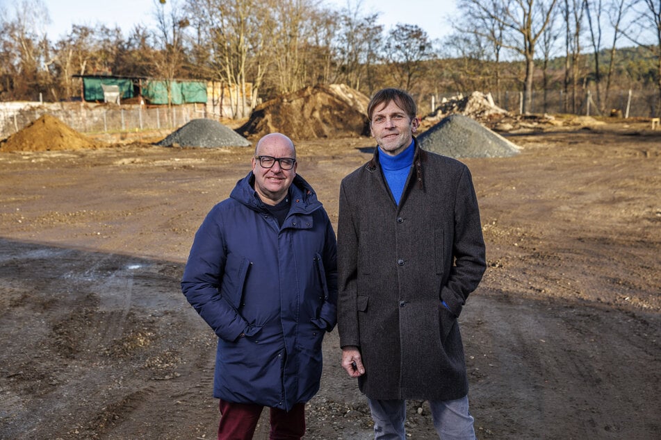 Jens Krüger (56, r.) von der kommunalen Wirtschaftsförderung und Jörg Kesting (58) von Value Management freuen sich über schnelle Fortschritte auf der Baustelle.