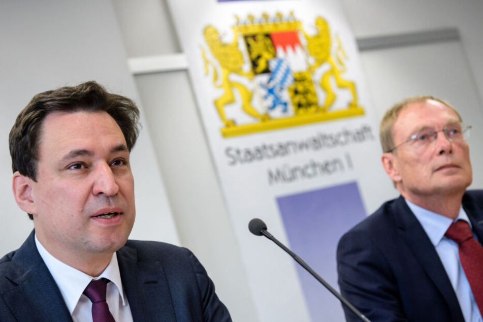 Georg Eisenreich (CSU, l), Justizminister von Bayern, spricht auf einer Pressekonferenz der Staatsanwaltschaft München I zu zehn Jahren Schwerpunktstaatsanwaltschaft Doping neben Hans Kornprobst, Oberstaatsanwalt.