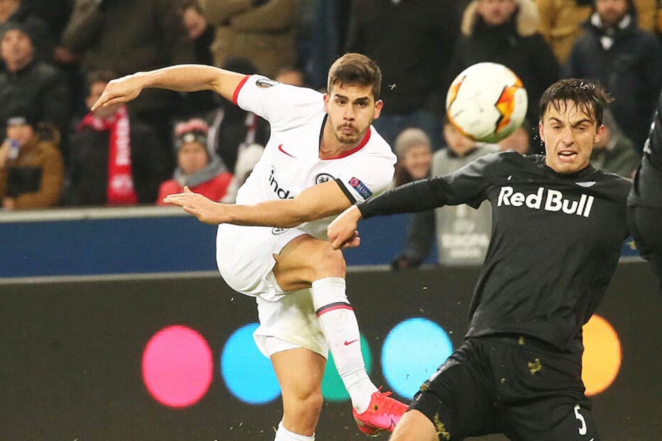 Frankfurts Andre Silva (l.) erzielte den Treffer zum 2:2-Endstand gegen Salzburg.
