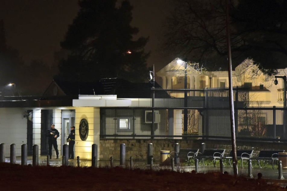 Einsatzkräfte der Polizei sichern die Umgebung der US-Botschaft in Montenegros Hauptstadt Podgorica.