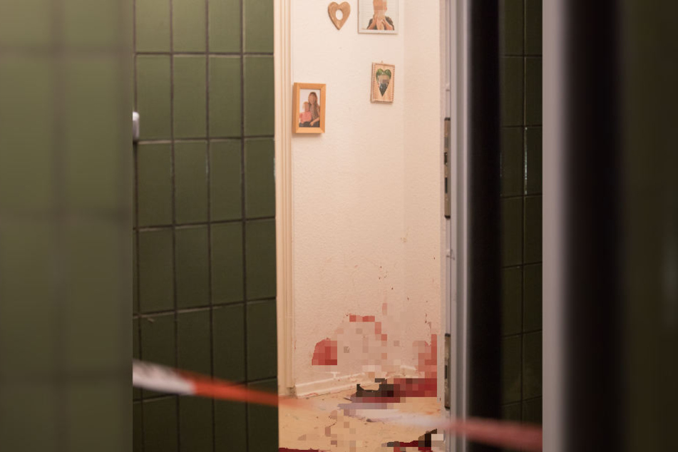 Der Tatort in Langenhorn: Im Flur hängen Familienfotos, darunter ist alles voll Blut.
