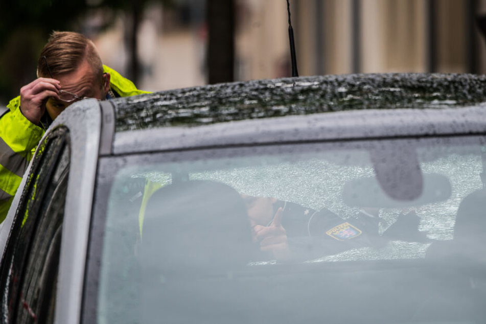 Die Einsatzkräfte sicherten mehrere Autos als Beweismittel.