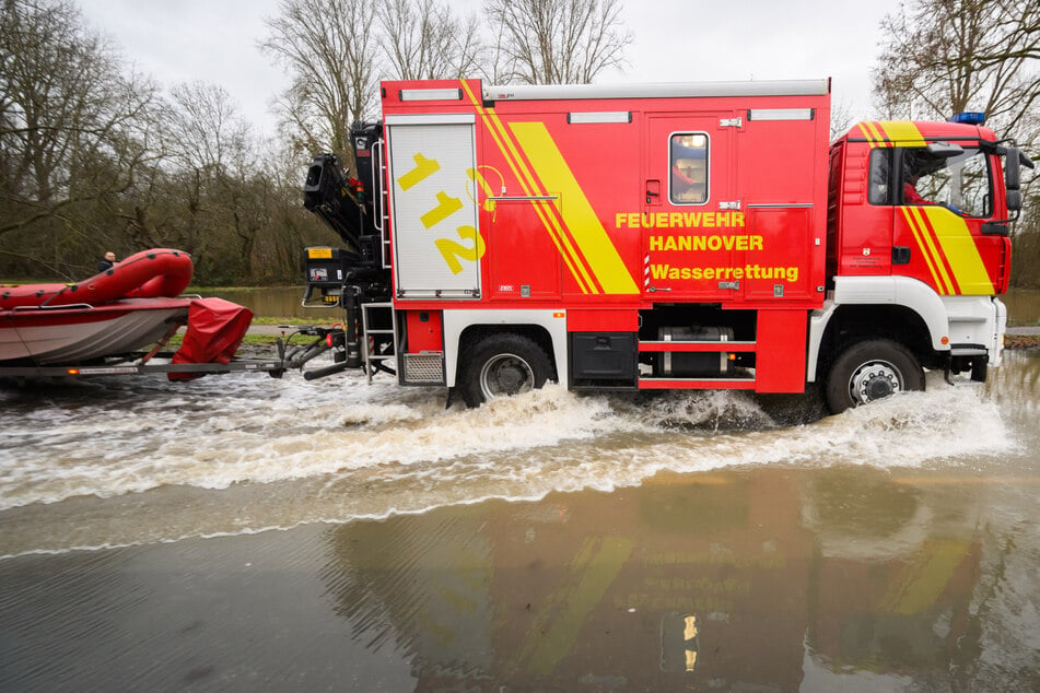 Die Einsatzkräfte appellierten an die Bevölkerung, sich nicht selbst in Lebensgefahr zu bringen und das Hochwasser zu unterschätzen.