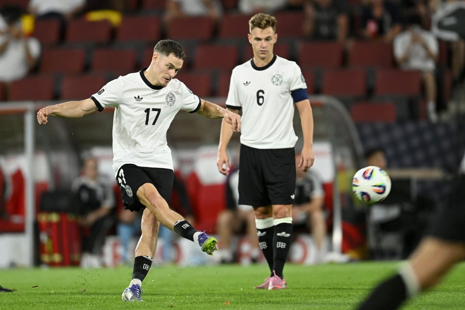 Florian Wirtz (l.) gelingt ein fast perfekter Kunstschuss mit dem ruhenden Ball.