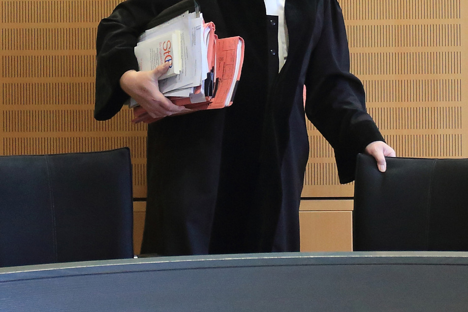 Ein 25-Jähriger raubte in 2021 mehrere Spielotheken aus, nun fällte das Landgericht Magdeburg ein Urteil. (Symbolbild)
