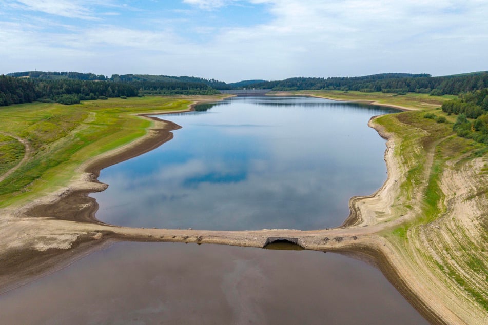 Die Talsperre Lehnmühle ist mit ihren fünf Millionen Kubikmetern Wasser nahezu leer.
