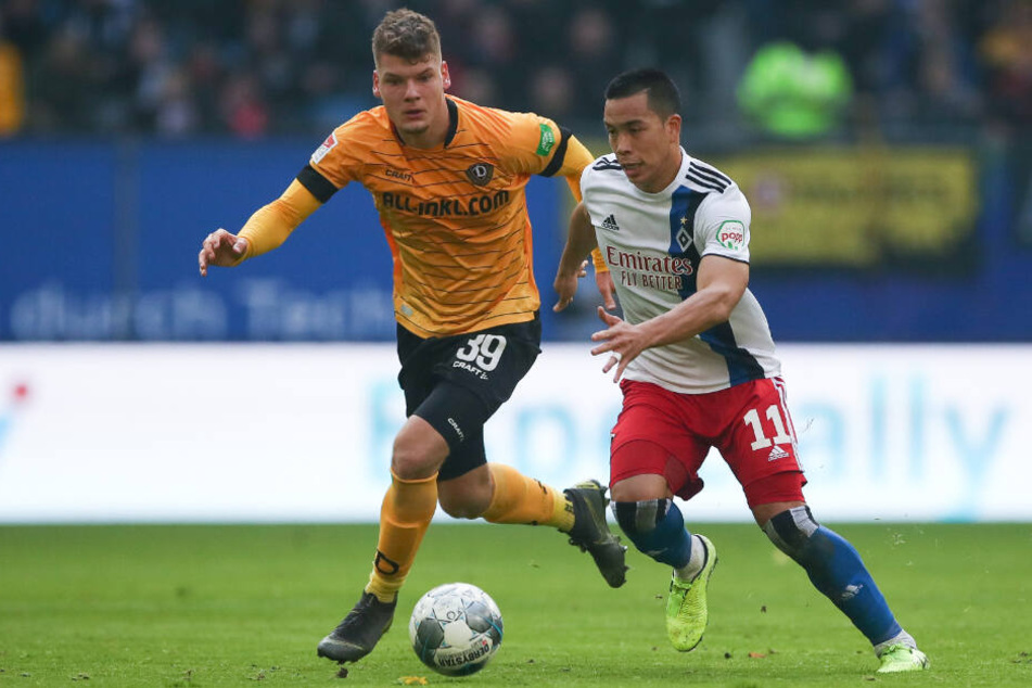 Dresdens Kevin Ehlers (l.) und Hamburgs Bobby Wood im Zweikampf um den Ball.