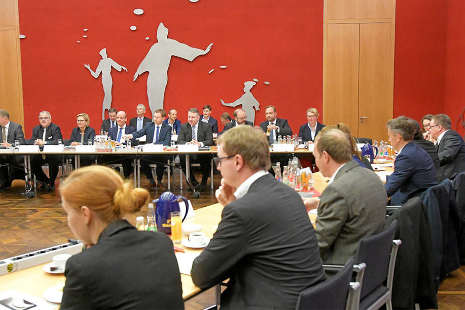 Je zehn Vertreter der drei Parteien tagen in der großen Runde - wie gestern zum Auftakt im Dresdner Ständehaus.
