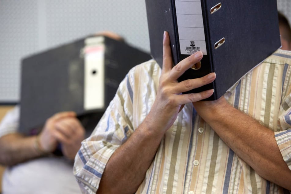 Die Täter verbreiteten unter anderem kinderpornografische Schriften.