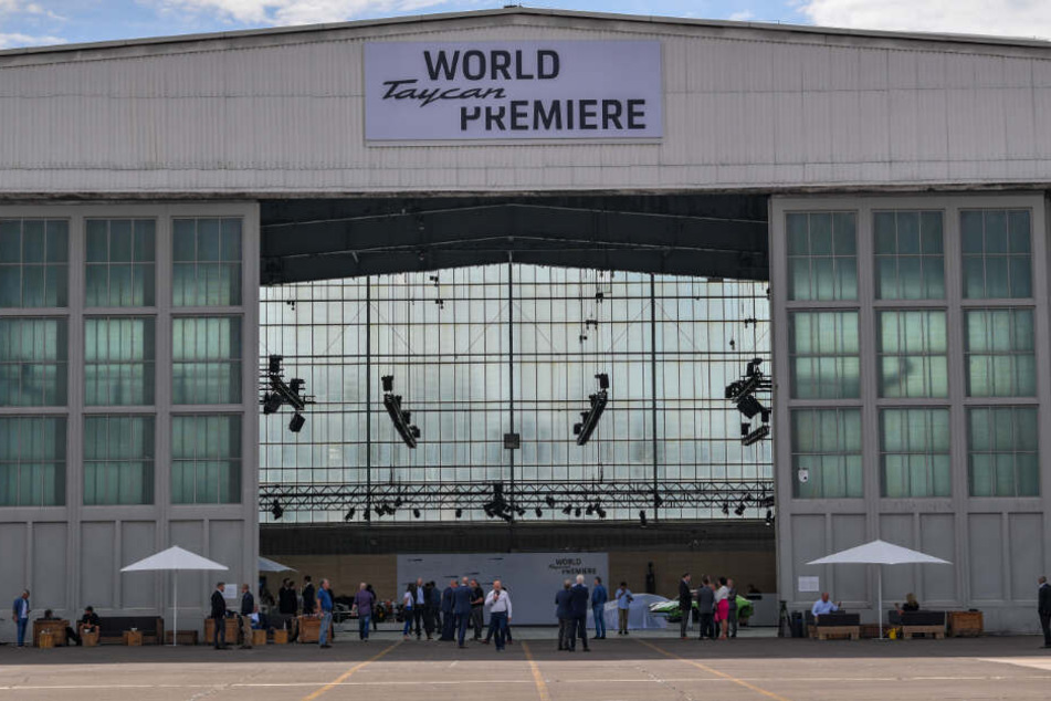 Die deutsche Taycan-Premiere fand in einem Hangar in Neuhardenberg (Brandenburg) statt.