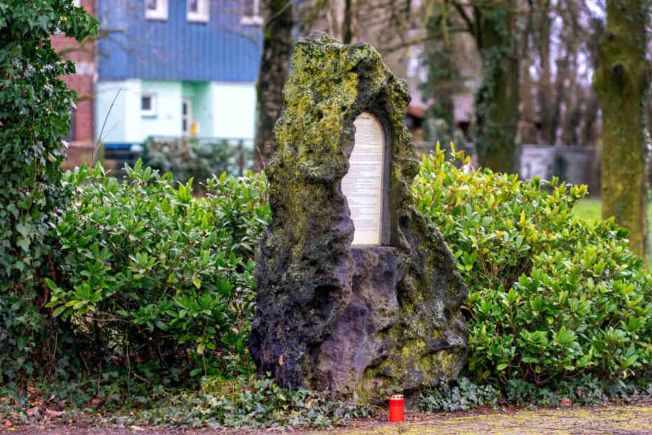 Eine Kerze steht in Goch am Unglücksort.