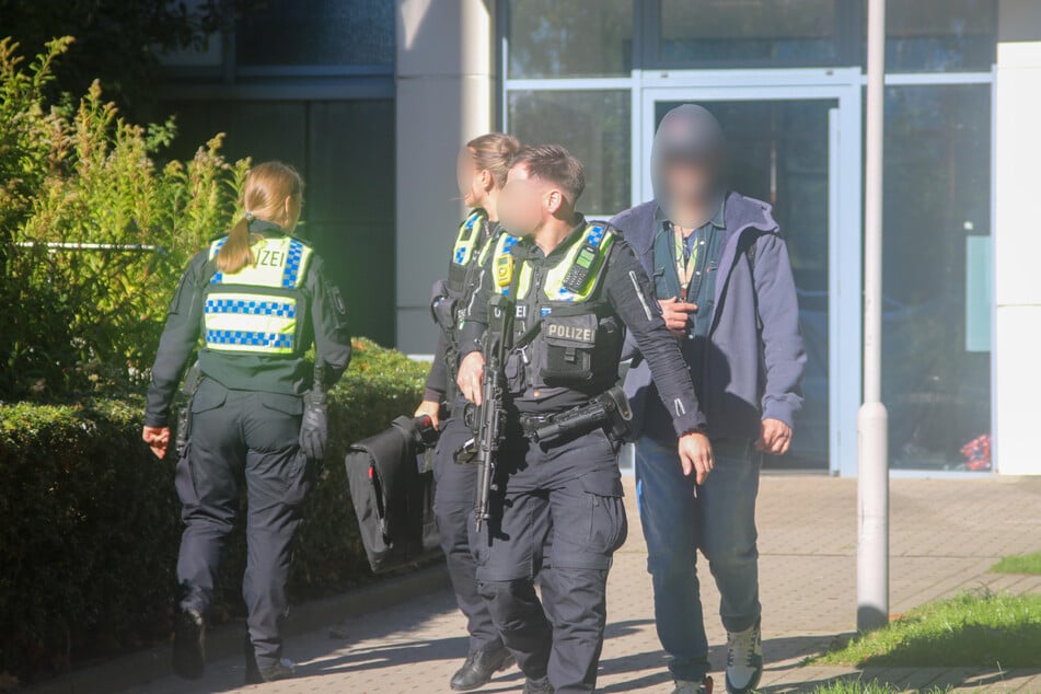 Einsatzkräfte rückten am Montag zu einem Mehrfamilienhaus in Hamburg-Lohbrügge aus.