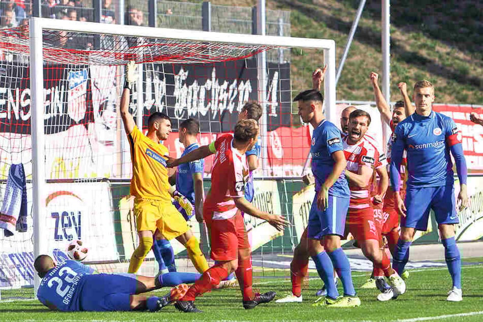 Szene aus dem Hinspiel gegen Rostock: Ronny König (verdeckt) trifft zum 1:0 für Zwickau.