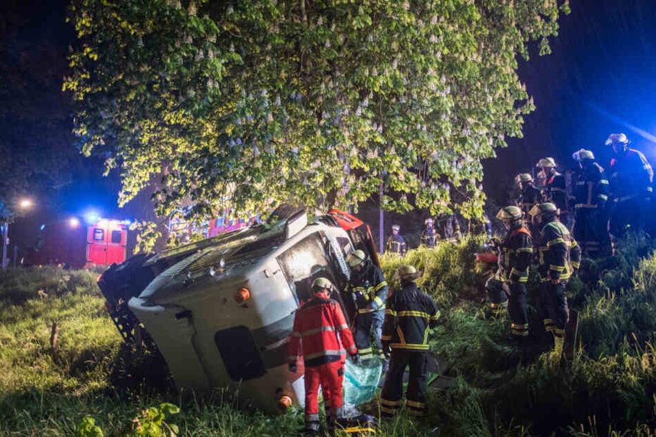 Bei dem dramatischen Einsatz waren zwei Feuerwehrzüge, ein Rettungs- sowie ein Notarztwagen im Einsatz.