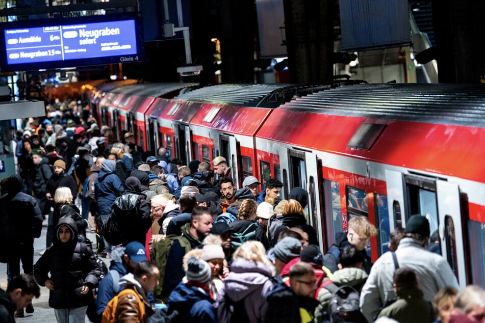 Im Gedränge des Hauptbahnhofs verloren sich Oma (67) und Enkelin (6) aus den Augen. (Symbolbild)