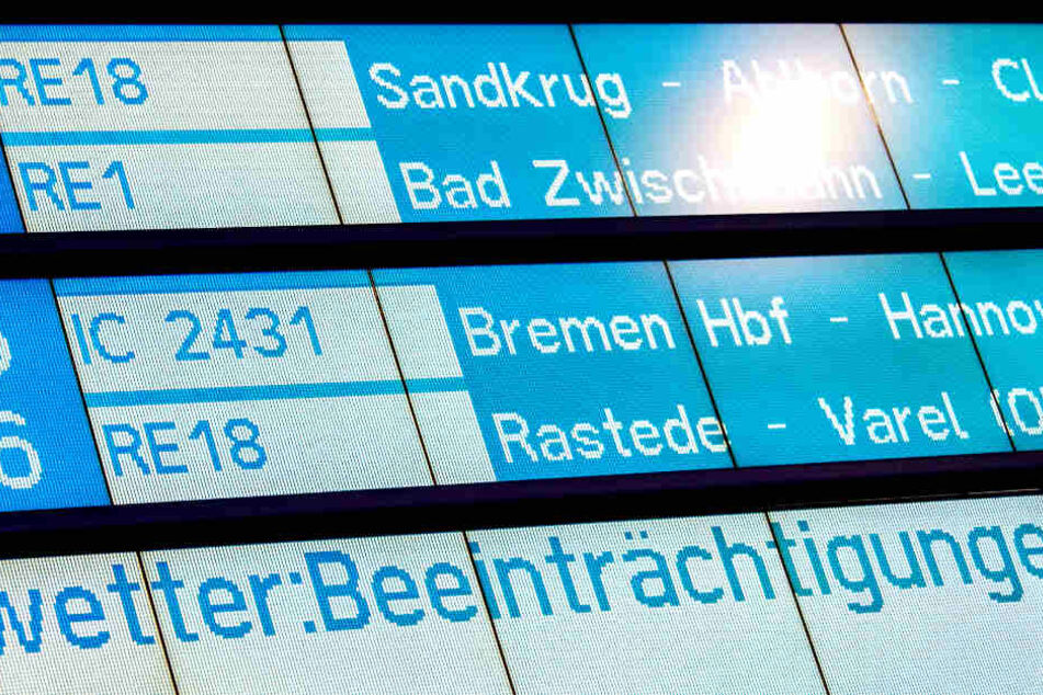 Eine Anzeigetafel am Hauptbahnhof warnt vor Beeinträchtigungen durch Unwetter