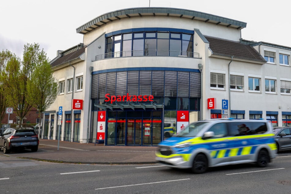 Die Szenerie in der betroffenen Sparkasse soll sich am Donnerstag scheinbar anders zugetragen haben als ursprünglich dargestellt. (Symbolbild)